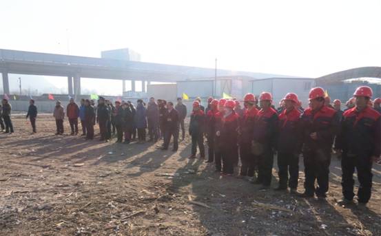 揚(yáng)鞭策馬喜圓發(fā)展夢(mèng)，萬(wàn)眾一心共筑新長(zhǎng)城