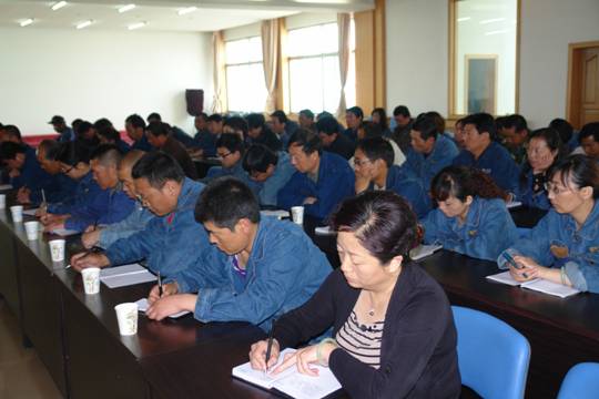 青海物產工業(yè)投資有限公司、青海長春炭素有限公司召開貫徹省第十二次黨代會精神學習傳